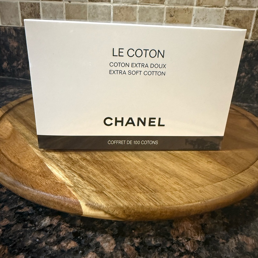 CHANEL Le Coton in White and Black